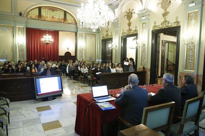 El saló de sessions de la Paeria ha acollit la conferència del catedràtic Xavier Pons Ràfols.