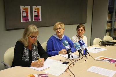 La tinenta d'alcalde Montse Parra i la directora de l'IEI Montse Macià han presentat avui els actes amb motiu del lliurament dels Premis Literaris..