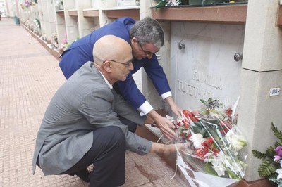 En la visita s'ha posat un ram de flors al nínxol on reposen les despulles de Josepa Reimundi..