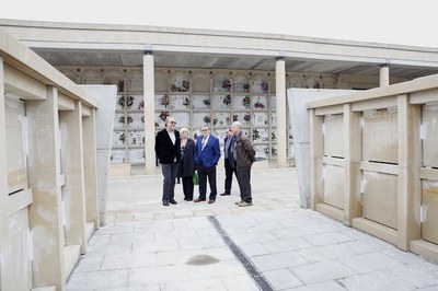 Part dels nous nínxols que s'han construït darrerament al Cementiri Municipal..