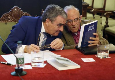 L'alcalde, Àngel Ros, i l'autor de "Memòria de la felicitat perduda", Joan Pedrol, àlies Matxicot, comentant alguns passatges del llibre.