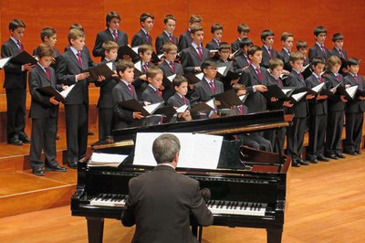 L’Escolania de Montserrat ha presentat aquesta tarda a l’Auditori Municipal Enric Granados el concert extraordinari organitzat per la Confraria de Mo….