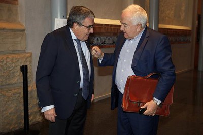 El paer en cap ha saludat el conferenciant de la Jornada, el psicòleg Antoni Boliches..