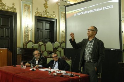 L’acte ha comptat amb el psicòleg Jaume Funes, expert en infància i adolescència, qui ha impartit la conferència De la il·lusió de prevenir a la nece….