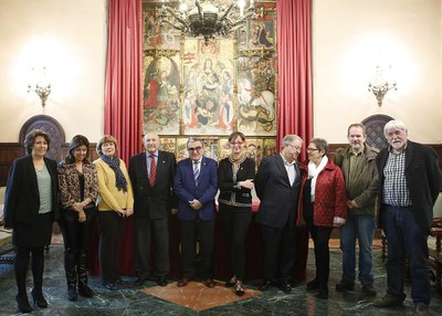 Acte de signatura del conveni de col·laboració entre la Paeria i el Cercle de Belles Arts de Lleida, amb la presència de diversos regidors.