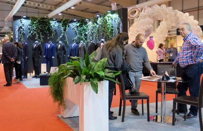 De Nuvis aplega una vintena de sectors relacionats amb el món dels casaments, les comunions, els batejos i altres activitats socials d’aquest àmbit.