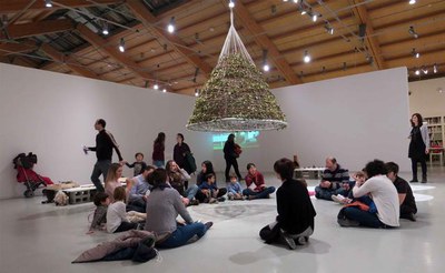 El públic assistent s'ha distribuït en cinc grups per poder seguir les explicacions per cadascun dels àmbits de l'exposició.