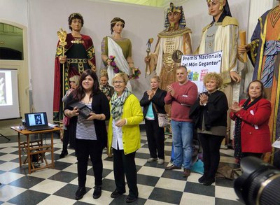 La tinent d'alcalde Montse Parra ha fet el lliurament del premi a la guanyadora.