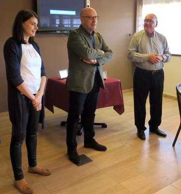 El tinent d'alcalde Rafael Peris ha lliurat les plaques als socis octogenaris del barri.