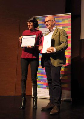 El tinent d'alcalde Peris, lliurant el premi a la guanyadora del projecte més viable en la categoria de cicles formatius de grau superior.