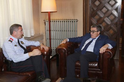 El paer en cap, Àngel Ros, amb el nou intendent dels Mossos d’Esquadra a la Regió Policial de Ponent, Xavier Monclús, a la Paeria.