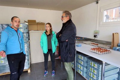 El tinent d'alcalde Fèlix Larrosa aquest migdia amb els responsables de l'explotació al camí de Montcada.