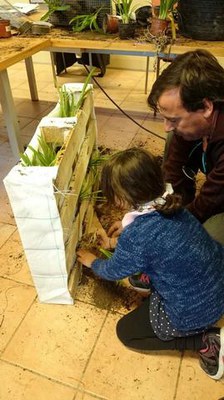 El taller de jardineria s'enquadra en les propostes a favor de l'embelliment, de l'aprofitament i del reciclatge de materials d'ús quotidià.