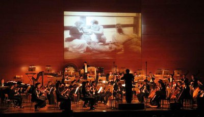 S'ha interpretat música per ambientar el cinema mut, fent un viatge en el passat.