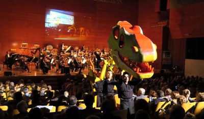 Un sorprenent drac s'ha passejat també per la platea.