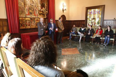 L'alcalde, À.Ros, amb el tinent d'alcalde R.Peris i el director del SOC a Lleida, O.Salvia, han rebut a la Paeria els 10 joves que treballaran durant….