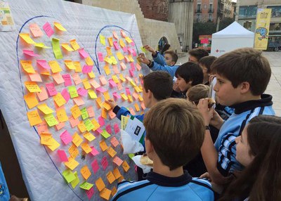 Mural per la pau a la plaça de Sant Joan amb la jornada "Món solidari, Lleida: ciutat solidària".