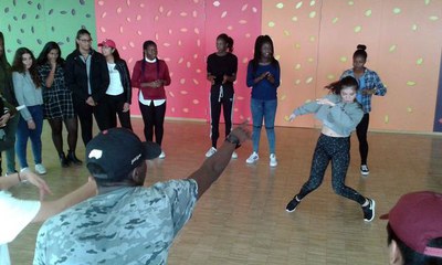 El Departament de Joventut ha col·laborat organitzant audicions pels voluntaris que han volgut ballar durant el matí al foyer de la Llotja.