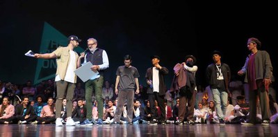 El tinent d'alcalde Larrosa, amb el conductor del festival i el jurat, abans de fer-se públic el veredicte.