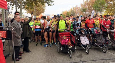 La regidora d'Esports, Montse Parra, ha donat el tret de sortida a la cursa.