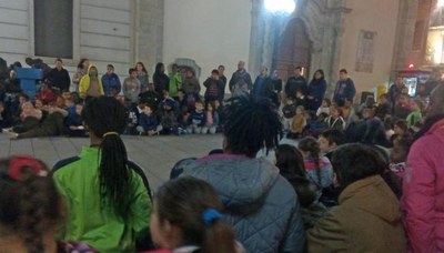Un centenar de nens i nenes han participat a la plaça de Sant Francesc fent un trencaclosques del mapa mundi per reivindicar el compliment dels drets….