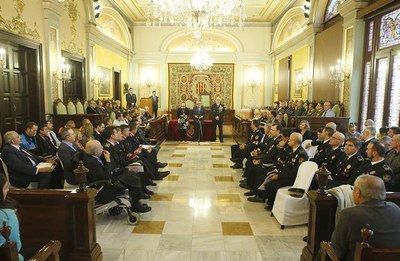 El Saló de Sessions de la Paeria ha acollit l'acte oficial amb motiu de la festivitat de Santa Cecília, patrona de la Guàrdia Urbana.