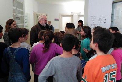 Els nens i les nenes amb el pedagog Francesco Tonucci, visitant l’exposició “Imaginar la educación. 50 años con Frato”, en el marc de la Setmana dels….