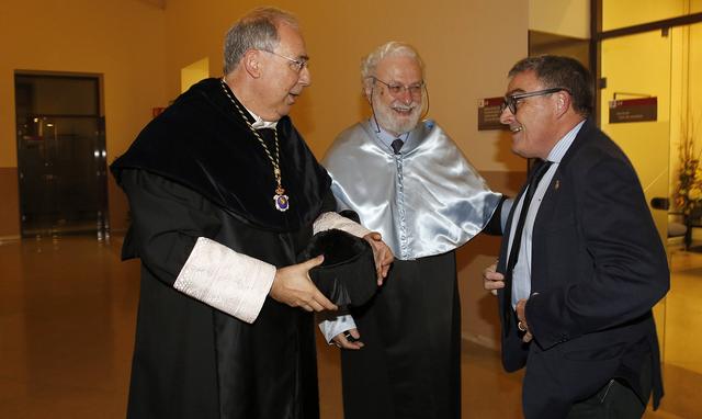 L'alcalde, Àngel Ros, amb el psicopedagog italià Francesco Tonucci i el rector de la UdL, Roberto Fernández, abans de l'acte d'investidura com a doctor honoris