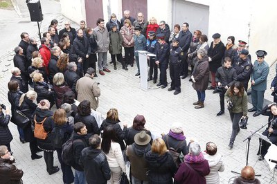 Acte unitari a la plaça dels Fanalets de Sant Jaume amb la participació de les institucions, entitats i cossos de seguretat.