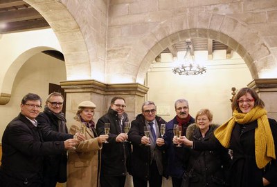 L'alcalde i els representants dels comerciants, acompanyats per altres regidors, han brindat per una bona campanya de Nadal.