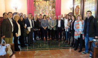 Els representants de la Plataforma Víctimas del Alvia han participat en el ple d'avui, a la imatge amb la corporació..