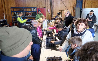 Els nens i nenes s'han pogut endur un test amb un dels aglans de roure que han plantat.