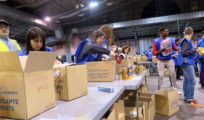 Uns 700 voluntaris passaran en els diferents torns per classificar els aliments recollits.