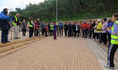 El president dels Amics de la Seu Vella ha explicat el recorregut abans d'iniciar-se la caminada.