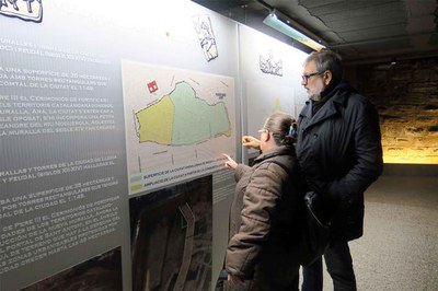 Planells i un audiovisual expliquen als visitants el patrimoni històric.