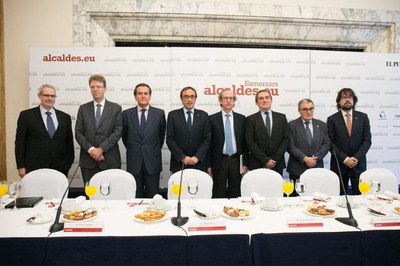 Els participants en el col·loqui sobre el Corredor Mediterrani d'Alcaldes.eu..