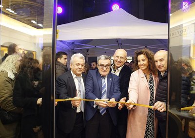 El paer en cap, Àngel Ros, amb el tinent d'alcalde Rafael Peris i la regidora Marta Gispert, ha assistit a la inauguració de la botiga Universo Alqvi….