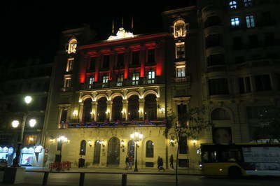 La façana de la Paeria s'ha il·luminat de vermell per commemorar el Dia Mundial contra la Sida..