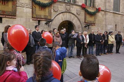 Lectura del manifest a càrrec del president de l’Associació Antisida de Lleida, Joan Fibla, per commemorar el Dia Mundial de Lluita contra la Sida.