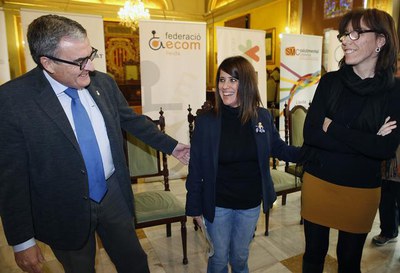 L'alcalde Ros, saludant els integrants de les entitats que avui han llegit el manifet del Dia Internacinoal de les Persones amb Discapacitat.