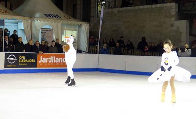 Un moment de l'actuació amb què ha obert portes la Pista de Gel..