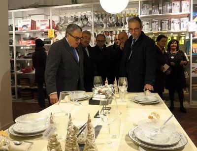 La plaça de Sant Joan incorpora una nova botiga..