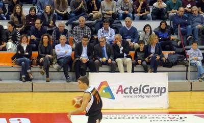 L'alcalde ha assistit al partit que s'ha disputat al Pavelló Barris Nord.