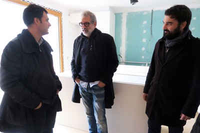 Dos dels responsables del projecte de BeHabitat amb el tinent d'alcalde en una part de la casa de 180 metres quadrats.