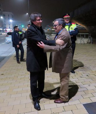 L'alcalde ha rebut el president Puigdemont en arribar a la Llotja.