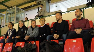 La tinent d'alcalde Montse Parra ha animat l'equip lleidatà des de la Llotja del Pavelló Onze de Setembre.