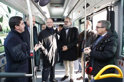 Els nous vehicles híbrids, a més ser menys contaminants presenten un 30% d’estalvi en combustible..