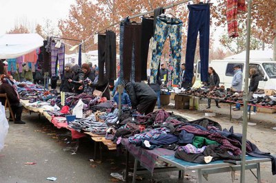 Roba, calçat i verdura, els productes habituals.