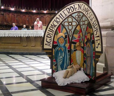 El nen Jesús del pessebre de la Catedral col·locat al presbiteri durant la missa.