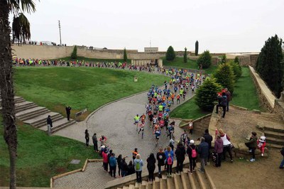 La cursa dels atletes ha dibuixat una serp de colors per la ciutat.